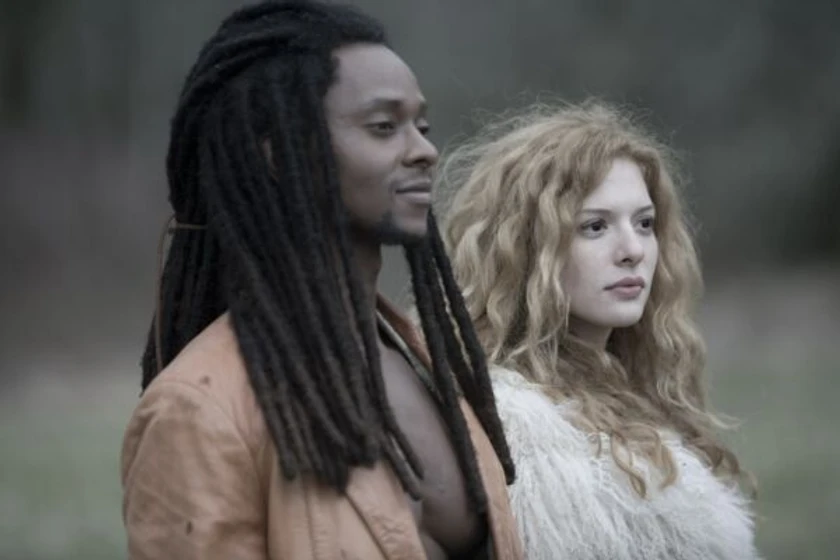 Rachelle Lefevre y Edi Gathegi en Crepúsculo