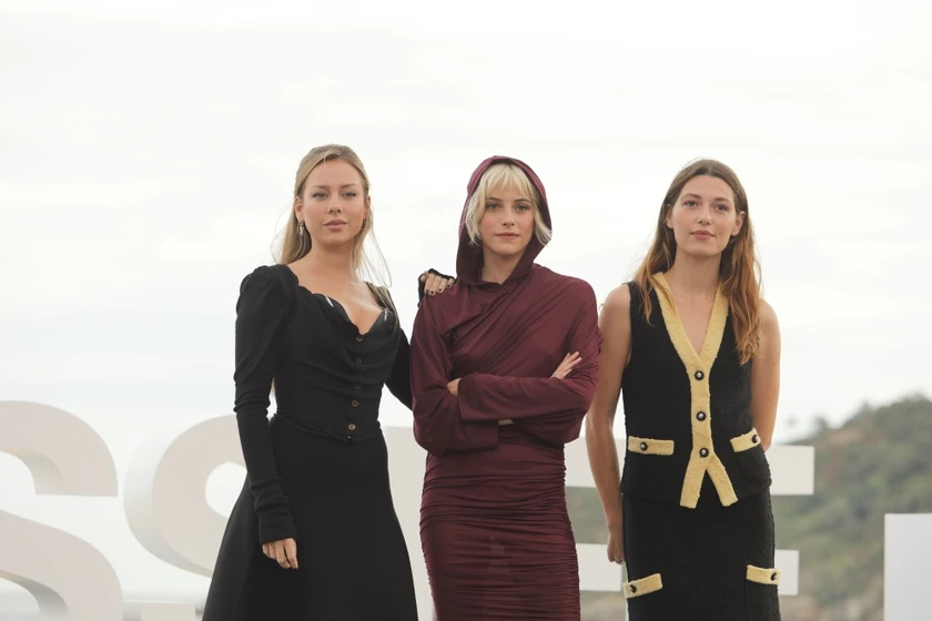 Ester Expósito, Malena Villa y Mathilde Ollivier en el-llanto (Festival de San Sebastián. Septiembre 2024)