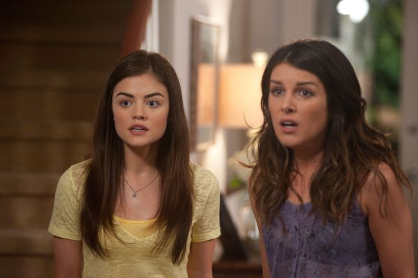 Lucy Hale y Shenae Grimes en Scream 4