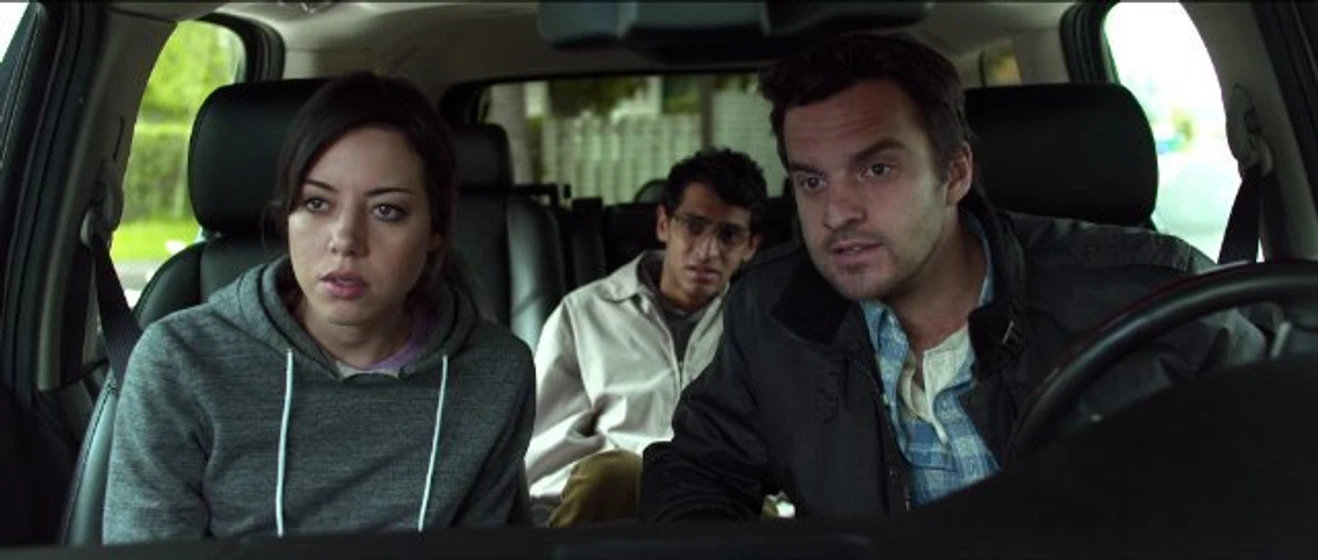 Aubrey Plaza y Karan Soni en Seguridad no garantizada