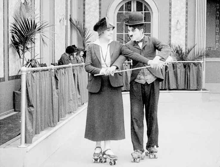 Charles Chaplin y Edna Purviance en Charlot, Héroe del Patín