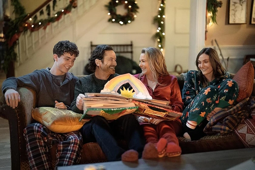 Alicia Silverstone, Oliver Hudson y Emily Hall en una-navidad-re-excepcional