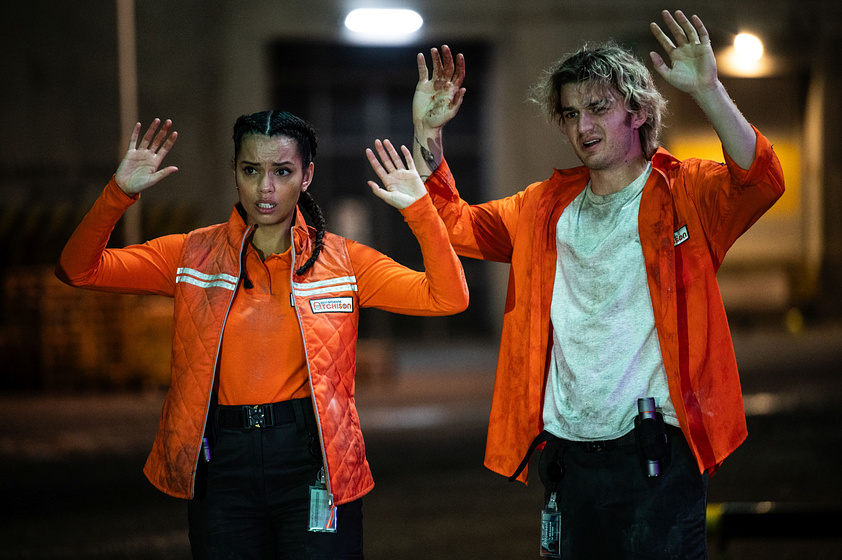 Joe Keery y Georgina Campbell en turno-de-noche