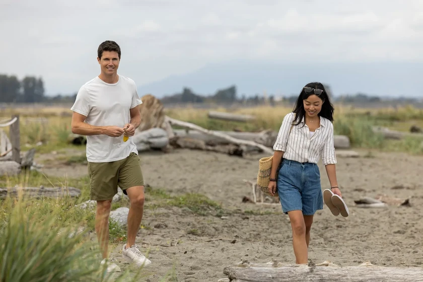 Robbie Amell y Andrea Bang en float