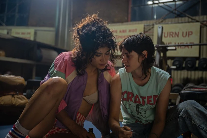 Kristen Stewart y Katy M. O'Brian en sangre-en-los-labios