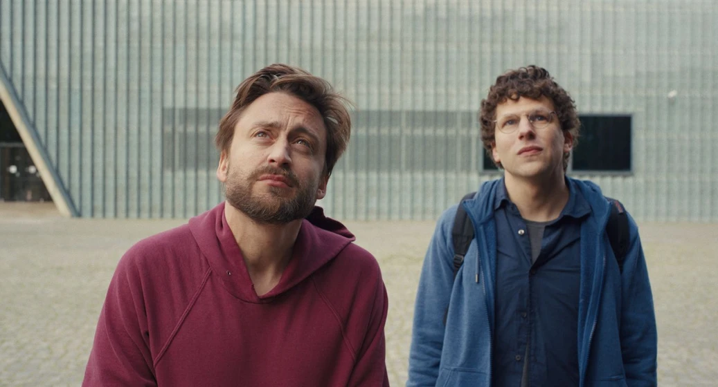 Kieran Culkin y Jesse Eisenberg en A Real Pain