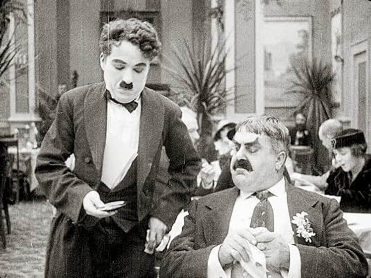 Charles Chaplin y Eric Campbell en Charlot, Héroe del Patín