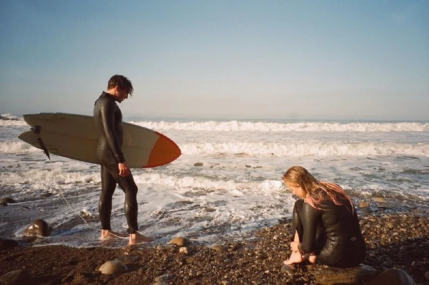 Maika Monroe y Cody Fern en mi-vida-en-palos-verdes