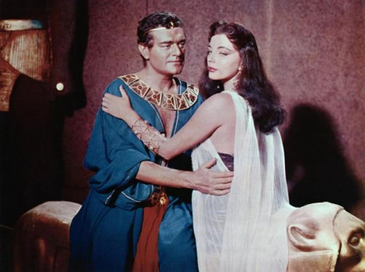 Jack Hawkins y Joan Collins en tierra-de-faraones