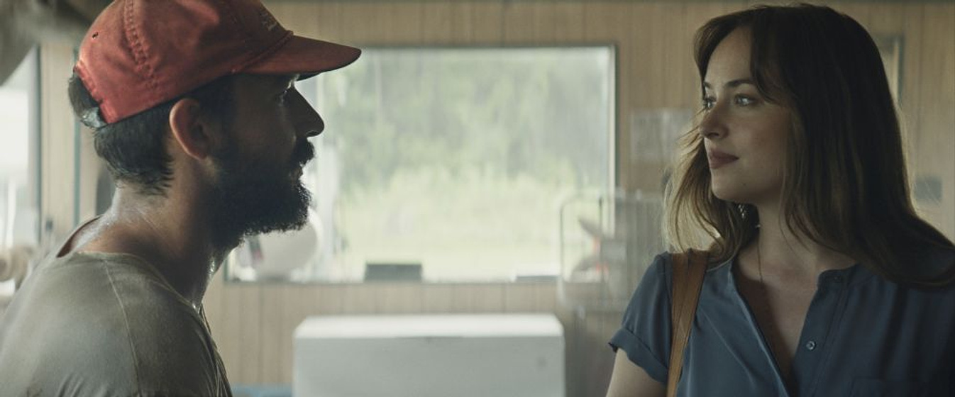 Shia LaBeouf y Dakota Johnson en La Familia que tú eliges