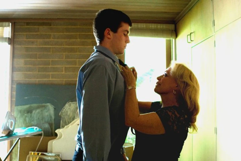 Jacki Weaver y James Frecheville en animal-kingdom