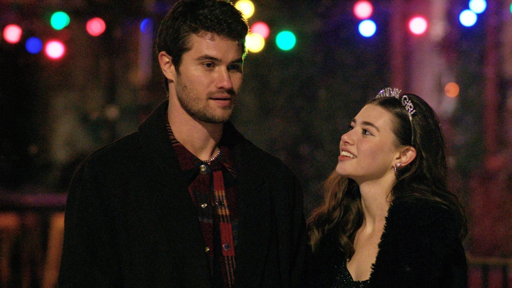 Chase Stokes y Sydney Taylor en almas-marcadas-rule-shaw