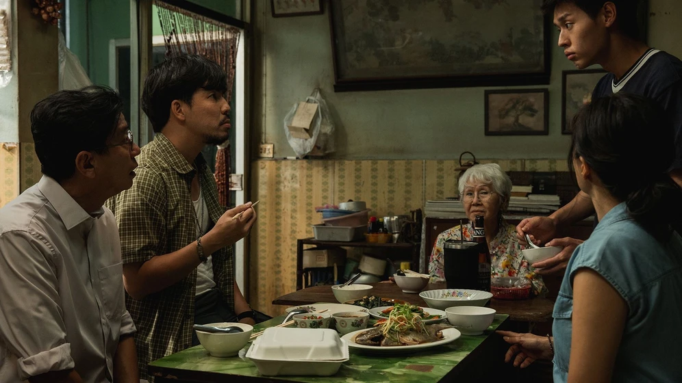 Putthipong Assaratanakul, Usha Seamkhum y Pongsatorn Jongwilas en como-hacerse-millonario-antes-de-que-muera-la-abuela