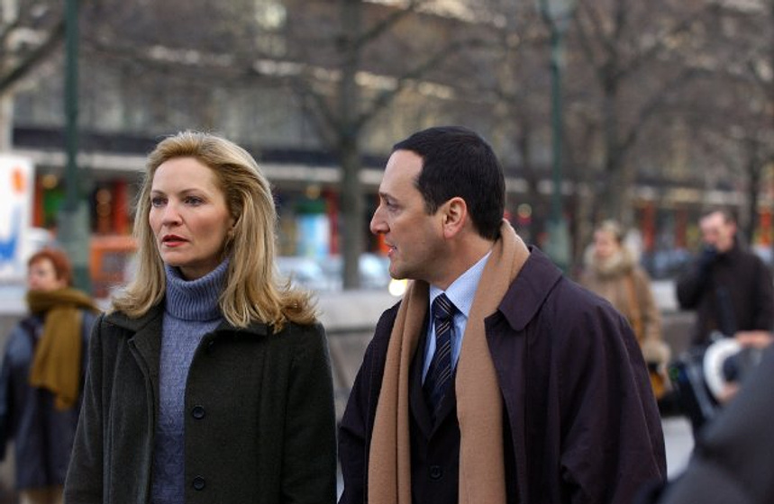 Joan Allen y Tom Gallop en El Mito de Bourne