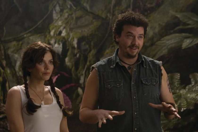 Anna Friel y Danny McBride en El Mundo de los perdidos
