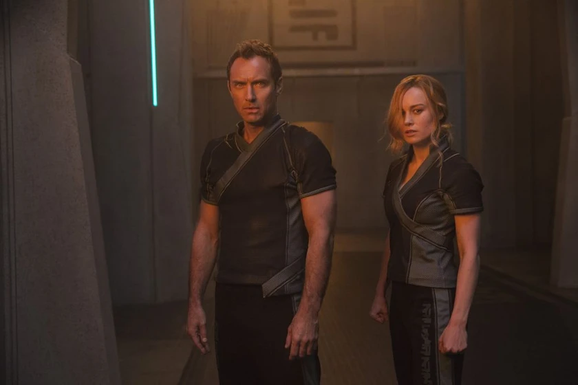 Jude Law y Brie Larson en capitana-marvel