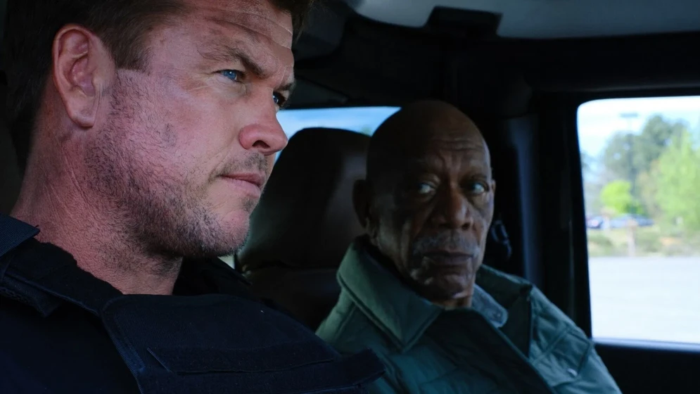 Morgan Freeman y Luke Hemsworth en furia-gunner