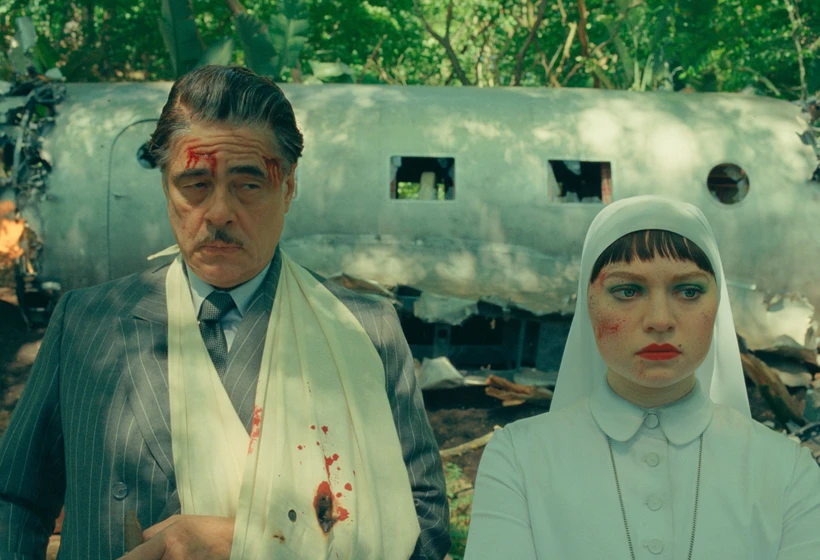 Benicio Del Toro y Mia Threapleton en la-trama-fenicia