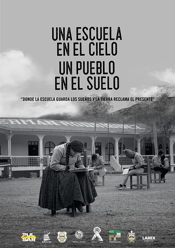 Poster de Una Escuela en el Cielo, un pueblo en el suelo