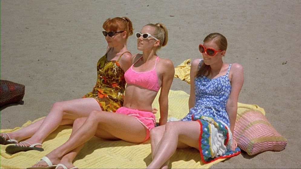 Amy Adams, Lauren Ambrose y Danni Wheeler en psycho-beach-party