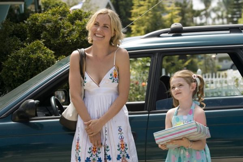Radha Mitchell y Cheryl Hines en El Milagro de Henry Poole