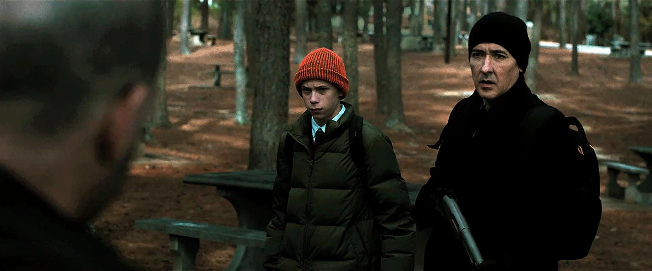 John Cusack y Owen Teague en cell