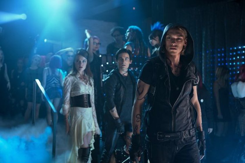 Kevin Zegers, Jamie Campbell Bower y Jemima West en Cazadores de sombras: Ciudad de hueso