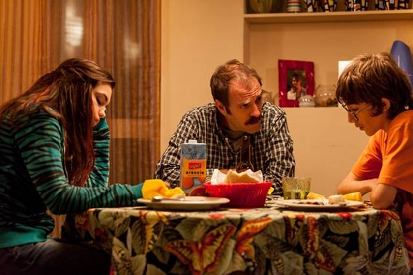 Valerio Mastandrea, Serena Pintucci y Luca Dirodi en El Comandante y la cigüeña