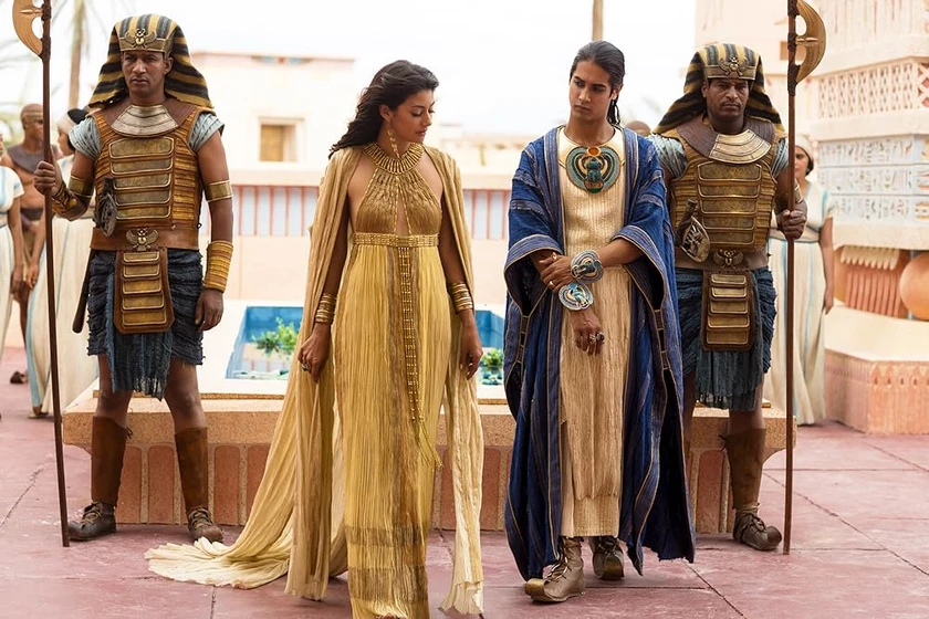 Avan Jogia y Sibylla Deen en tut