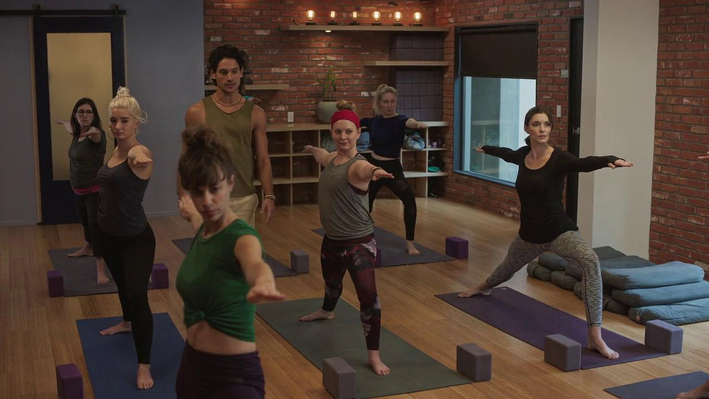 Lily Rains, Ashley Wood y Panos Vlahos en El Profesor de Yoga