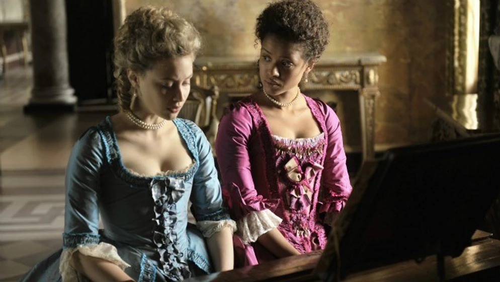 Gugu Mbatha-Raw y Sarah Gadon en belle-1973