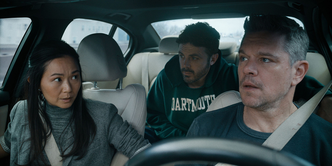 Casey Affleck, Matt Damon y Hong Chau en Los Instigadores