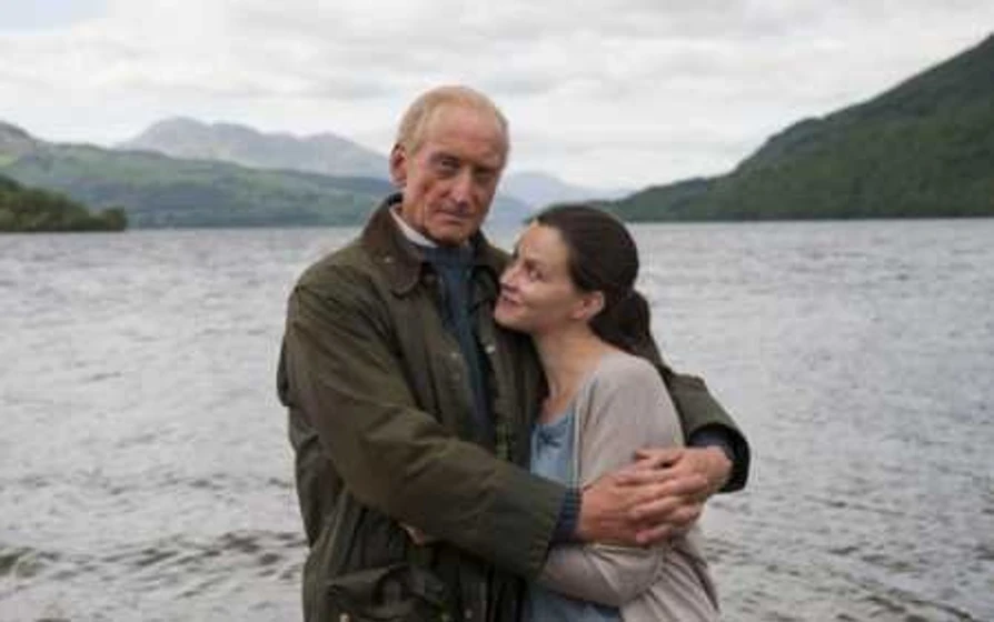 Charles Dance y Rebecca Night en sombras-del-amor