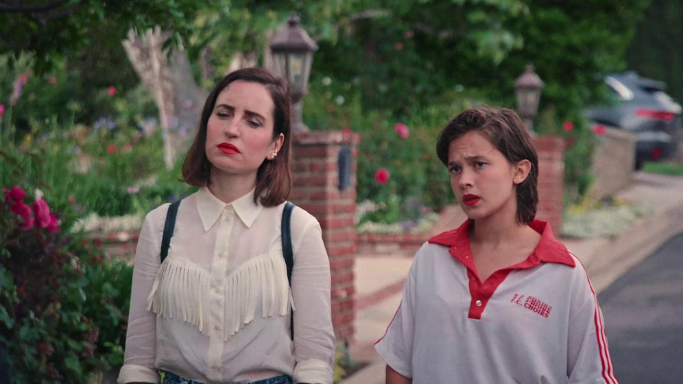 Cailee Spaeny y Zoe Lister-Jones en Como Termina