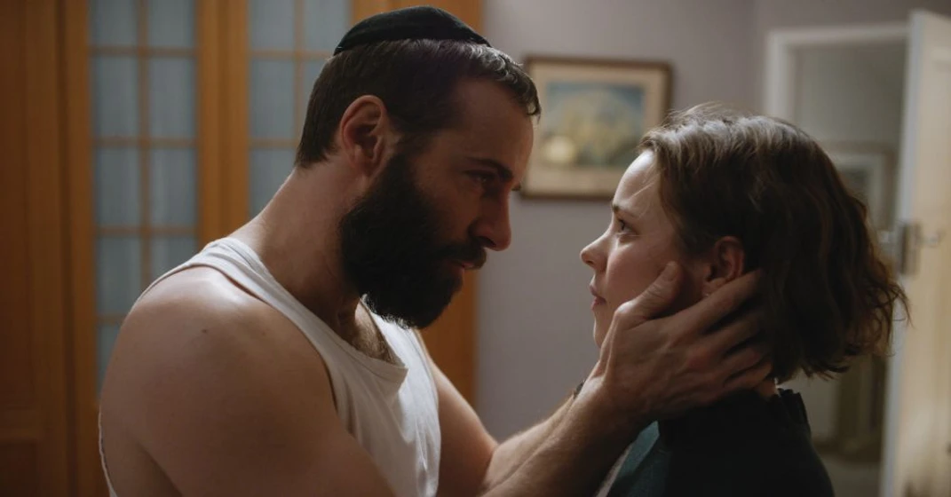 Rachel McAdams y Alessandro Nivola en disobedience