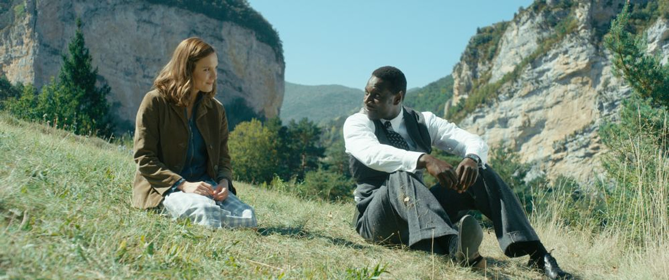 Omar Sy y Ana Girardot en El Doctor de la Felicidad
