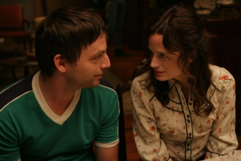 Elizabeth Reaser y Justin Kirk en against-the-current