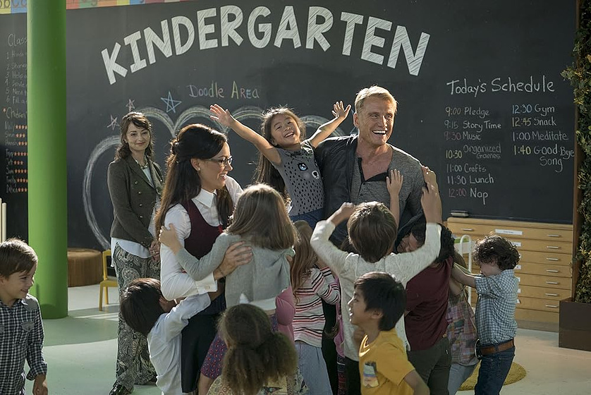 Dolph Lundgren y Darla Taylor en Poli de Guardería 2