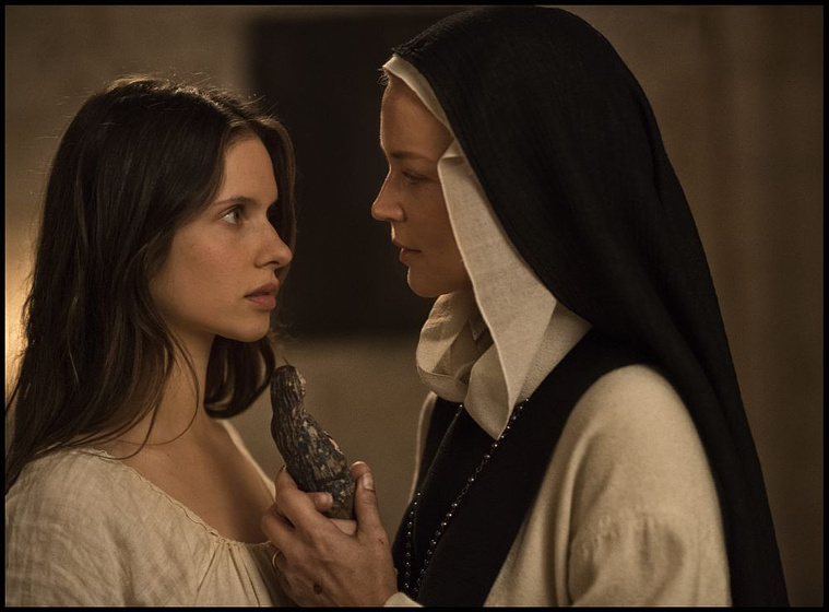 Virginie Efira y Daphne Patakia en Benedetta