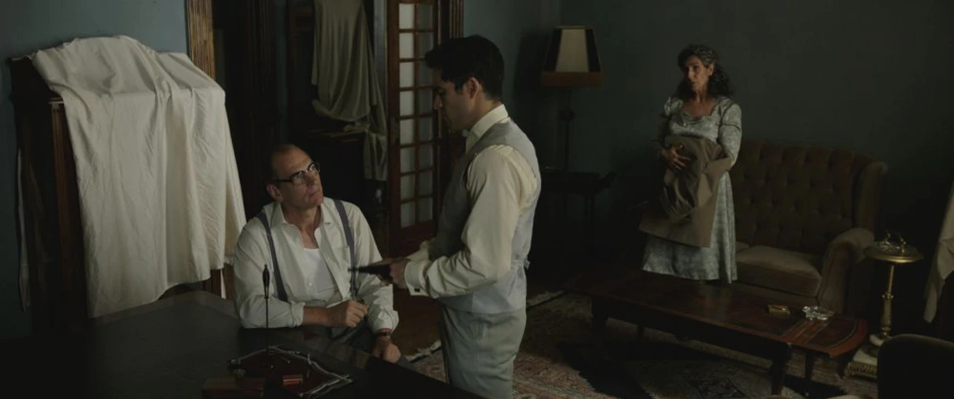 Julian Sands, Elvira Mínguez y Alfonso Herrera en el-elegido-2016