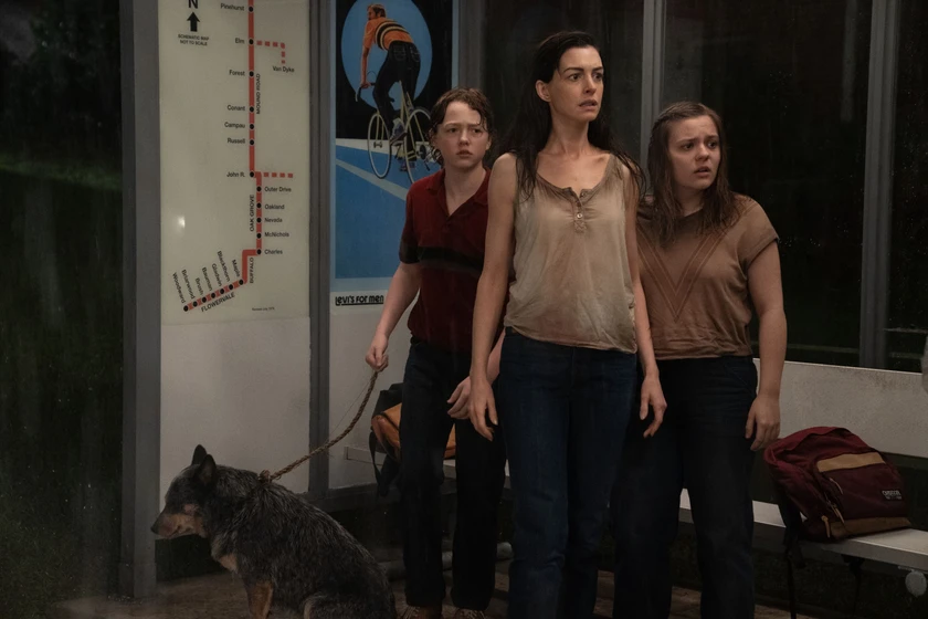 Anne Hathaway, Christian Convery y Maisy Stella en El Final de la Calle Oak