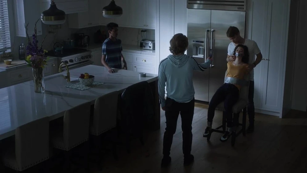 Lucas Adams, Pedro Correa, Rahul Abburi y Paige Searcy en en-busca-de-mi-hija-2020