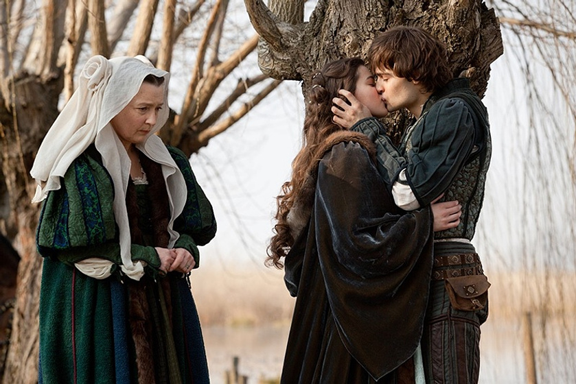 Lesley Manville, Hailee Steinfeld y Douglas Booth en Romeo and Juliet