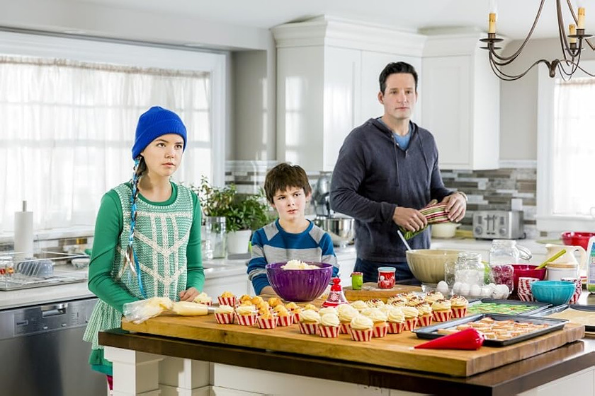Josh Hopkins, Tiffani Thiessen y Max Charles en northpole