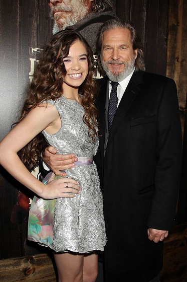 Jeff Bridges y Hailee Steinfeld en Valor de Ley (Premiere en New York. Diciembre 2010)