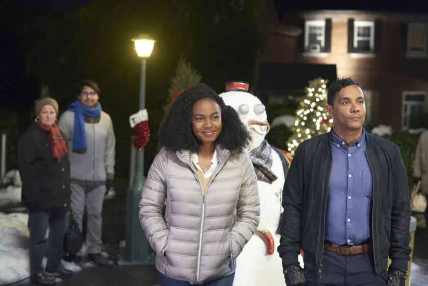 Jerrika Hinton y Christian Vincent en navidad-en-el-majestic