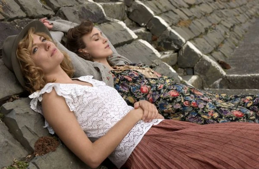Keira Knightley y Sienna Miller en En el límite del amor