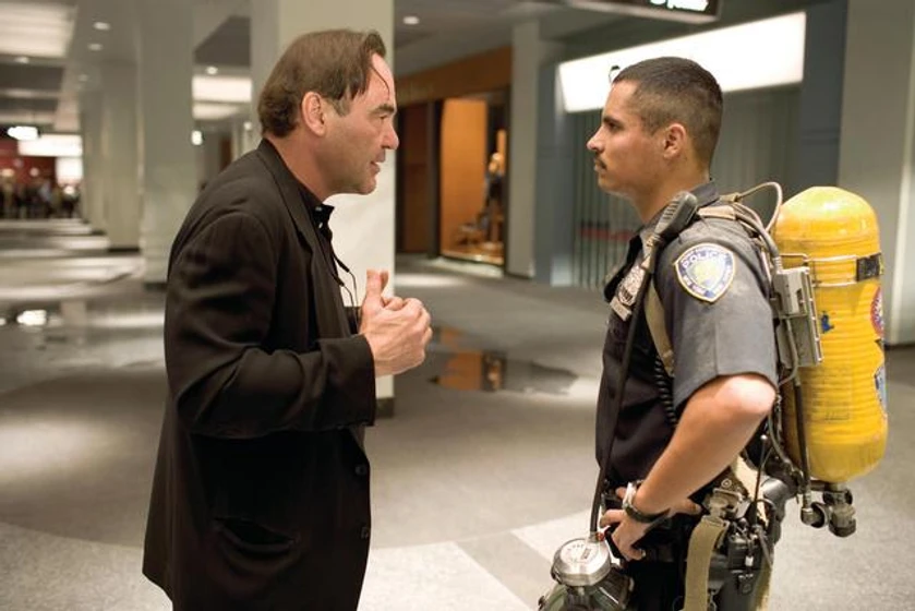 Oliver Stone y Michael Peña en world-trade-center (Durante el rodaje)