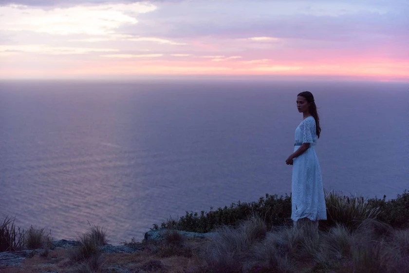 Alicia Vikander en la-luz-entre-los-oceanos