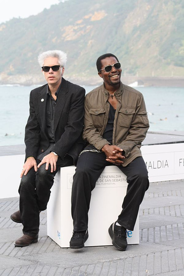Jim Jarmusch y Isaach De Bankolé en Tonto quien lo lea (The limits of control)